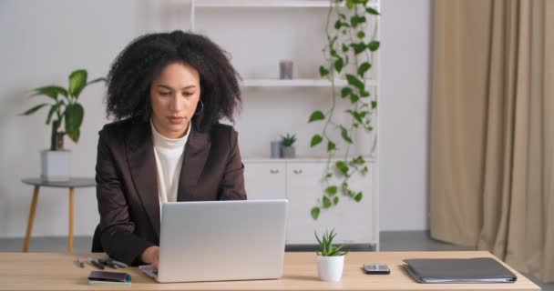 Gestresste afroamerikanische Geschäftsfrau verärgert mit Laptop lesen schlechte newa über sperren wütend ethnischen Frelancer Dame wütend mit Computerproblem frustriert mit Datenverlust Online-Fehler Systemausfall — Stockvideo