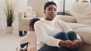 Afro-Amerikalı anne ve kızını gücendirmiş. Kavga ve yanlış anlaşılmadan sonra görmezden gelerek yere yatmışlar. Afrikalı anne abla ve küçük kız kardeş anlaşmazlıktan sonra üzülürler.