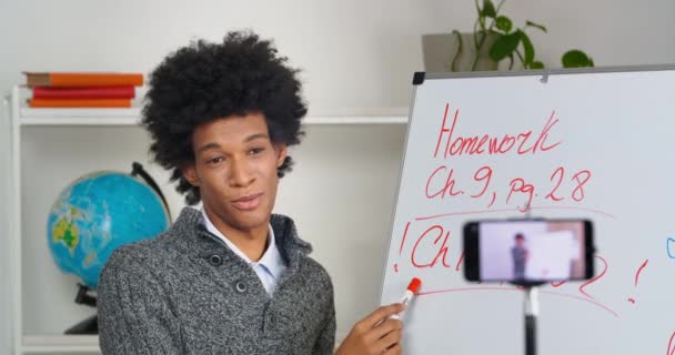 E-belajar konsep pendidikan, african american pria siswa menanggapi tes dari rumah dengan chatting online membuat presentasi, etnis muda geografi laki-laki poin untuk papan tulis menjelaskan kursus pelajaran — Stok Video