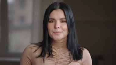 Meksikalı tombul bir kızın portresi artı cüsseli bir model gizemli bin yıllık bir kadın gizli bilgi dedikodusunu gizlice yaptığını söylüyor. Sessizlik jesti yapıyor.