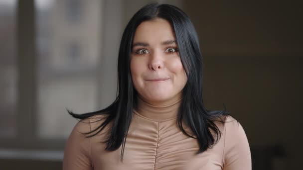 Portré kaukázusi mexikói spanyol Y-generációs lány örül a jó hír, tartja a fejét és arcát a kezét örömmel, úgy érzi, boldogságot nyerő siker, néz kamera széles nyitott szemmel — Stock videók