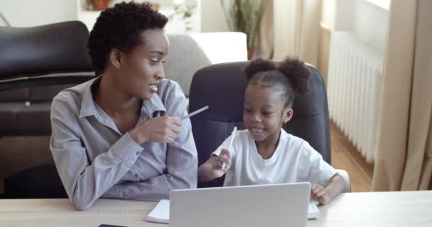 Porträt junge Familie schöne Frau Lehrer Tutor Mutter und niedlich emotional Vorschulmädchen Kind lernen zusammen Hausaufgaben schreiben in Notizbuch zählen auf den Fingern kommunizieren sprechen, zu Hause Schulkonzept — Stockvideo