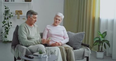 Kafkas ailesi yaşlı bir çift cüzdan hesabından para çeker dolar sayar sevgili karısına para verir olgun bir kadın evde başarılı bir mali işler maaşı, tasarruf konsepti