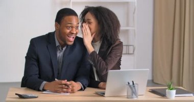 Masada oturan iki kişi başarının beş elini simgeliyor. Afro-Amerikalı kadın, etnik siyahi erkeğin kulağına gizli iyi haberler fısıldadığını söylüyor. Şok olmuş adam şaşkınlık hissediyor. Zafer zaferine seviniyor.