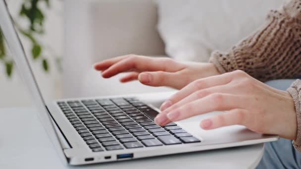 Cortado tiro de manos femeninas escribir texto en el teclado de la computadora interior, los dedos de cerca de la chica joven caucásica que trabaja en el ordenador portátil de chat de navegación en línea de Internet utilizando la aplicación de red de servicio en casa — Vídeos de Stock