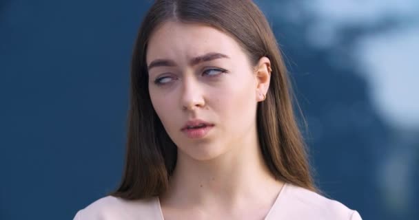 Primer plano de la cara disgustada femenina. Retrato de enojado molesto joven mujer de negocios estudiante de pie al aire libre en el fondo del edificio de la ciudad mirando tristemente a la cámara agitando la cabeza en desacuerdo — Vídeos de Stock