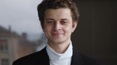 Kapalı alanda erkek portresi, kapalı kafkas yetişkin mutlu milenyum adamı tek başına başarılı mutlu iş adamı 30 'ların çalışanı mutlu iş adamı kameraya bakan sevimli samimi gülümseyen girişimci