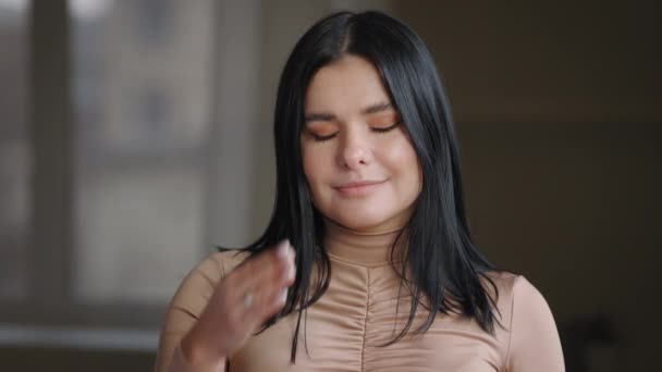 Retrato de mujer brasileña brasileña de talla grande de pie en el interior descontenta sacudiendo la cabeza avergonzada. Mujer de cerca sosteniendo la frente con la mano cerrando los ojos de la frustración y el error — Vídeos de Stock