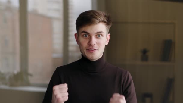 Portret gelukkige succesvolle enthousiaste zakenman Kaukasische duizendjarige man winnaar wijzen met wijsvinger naar camera maken ondersteunende eens gebaar verheugen zich op geweldig idee winnen triomf — Stockvideo