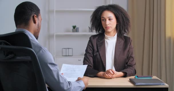 Afro mujer americana gerente oficinista hablando dando a irreconocible jefe empresario líder carta de renuncia solicitud de vacaciones hombre lee documento aprieta tira papel se niega — Vídeo de stock