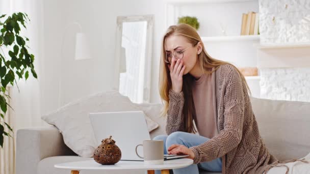 Kaukázusi Y-generációs nő ül otthon nézi laptop olvassa rossz hírek kap elutasítás e-mail hibázik online hiba probléma elveszíti érzi sokk kétségbeesett bezárja a száját a kezét tartó fej — Stock videók