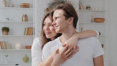 Beyaz, mutlu, sevgi dolu bir çift. Karı koca kucaklaşması. Pencereden dışarı bakıyorlar. Milenyum genç erkek ve kadın erkek ve kız arkadaş kucaklaşmanın, sarılmanın ve geleceğin hayalini kurmanın tadını çıkarıyorlar.