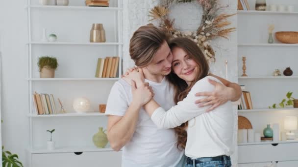 白种人夫妇已婚男女男女拥抱站在新家，夫妻二人拥抱拥抱拥抱拥抱享受亲密温馨的爱情浪漫的关系 — 图库视频影像