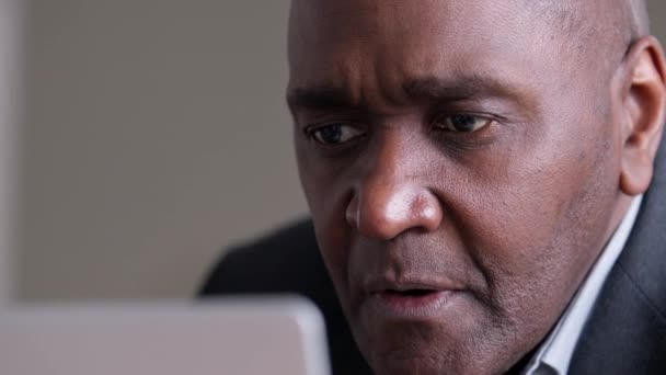 Olgun Afrikalı iş adamı kıdemli afro erkek, yorgun patron, siyah ofis çalışanı dizüstü bilgisayara bakıyor gözlerde ağrı, baş ağrısı, yorgunluk, stres yorgunluğu, görme bozukluğu. — Stok video