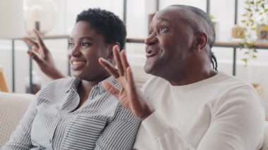 Afrikalı aile siyahi çift farklı yaşlarda evlendi, Afro çift yetişkin koca ve genç etnik eş evde birlikte oturup hayal kurarak gelecekteki fikirleri temsil ediyor planlar hakkında sohbet ediyorlar.