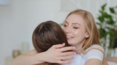 Kayıp yetişkin 35 'li yaşlarda, beyaz, sevecen, kaygısız bir anne, sevgi dolu bir kıza sarılıyor. Genç, tanınmayan bir kıza sarılıyor, bebeğe sarılıyor. Sevgiyi ifade ediyor.