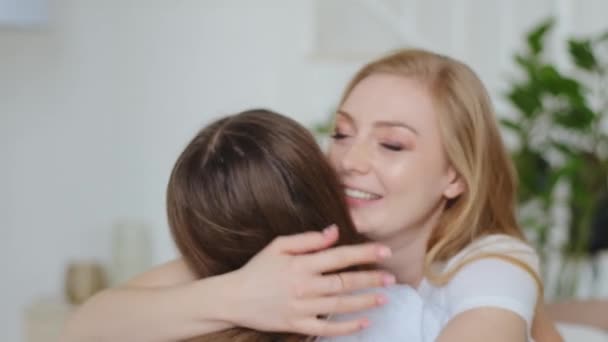 Zaginiony dorosły 35s kobieta kaukaski kochający beztroski matka przytula ciasno czuły objąć córka nastolatek nierozpoznany dziewczyna dziecko przytulanie przytulanie dziecko wyraża miłość, zbliżenie widok z tyłu — Wideo stockowe