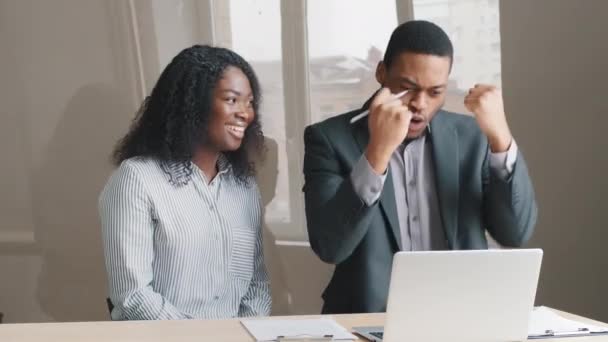 Feliz animado Jovens trabalhadores de escritório afro-americanos recebem oferta comercial especial, notícias fantásticas, oportunidade. Casal de emoções espontâneas celebra o sucesso no negócio ou realização pessoal. — Vídeo de Stock