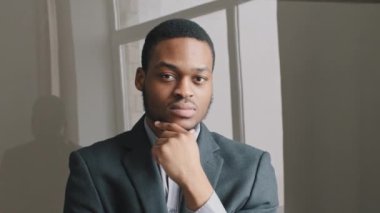 Kapatın genç düşünceli Afro-Amerikalı erkek öğrenci, ofis çalışanı problem ya da konsantre zihin, genç melez adam ilham arama çözüm fikirleri düşünüyor
