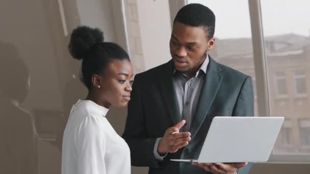 Empleado de la compañía en traje joven hombre de negocios discutiendo proyecto con colega mujer. Consultor de inversión profesional explica oferta de negocio contrato financiero dar consejos de presentación en la reunión — Vídeo de stock