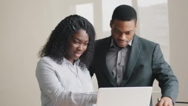 Mujer africana asesor financiero agente abogado aseguradora consultar cliente sobre contrato financiero explicar en línea inicio compra acuerdo venta servicio hacer oferta de negocio dar consejos de presentación en la reunión — Vídeo de stock