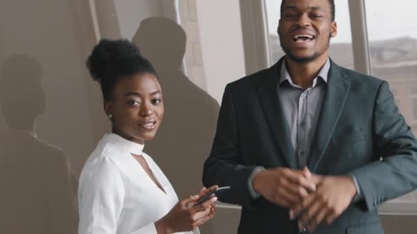 Gente feliz despreocupada hombre de negocios y mujer de negocios bailando juntos en la oficina, divertidos colegas multirraciales emocionados divirtiéndose juntos celebrando la victoria del éxito gran recompensa o promoción de carrera — Vídeos de Stock