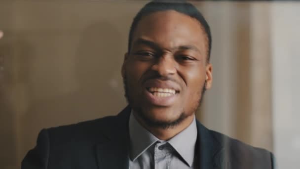 Portret van zelfverzekerde afro zakenman succesvolle zwarte man etnische professionele Afrikaanse manager zingen lied leest vertelt tekst rap in kantoor beweegt handen naar muziek dansen shows noemen me gebaar close-up — Stockvideo