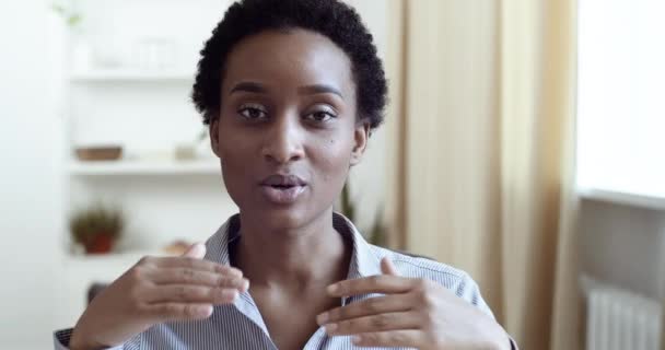 Webcam vista negra mulher de negócios Afro americano senhora estudante fala conduz aula on-line explica informações apresenta projeto ativamente gestos move suas mãos, comunicação remota via chat de vídeo — Vídeo de Stock