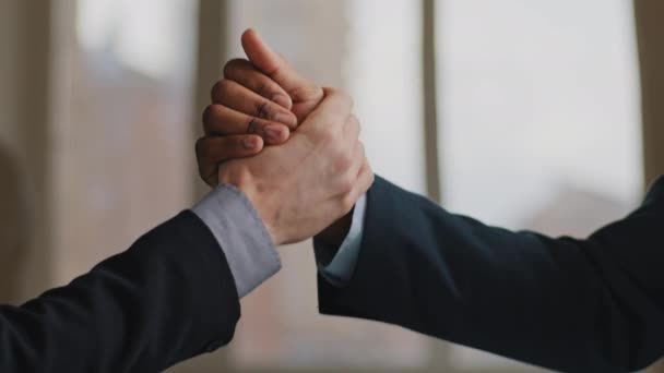 Fechar os braços masculinos de dois homens de negócios multiétnicos irreconhecíveis em terno pessoas engraçado handshaking cumprimentando gesto punho bater mãos onda dedos se divertindo casual reunião sucesso negócio no escritório — Vídeo de Stock