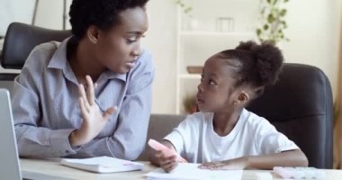 Afrikalı etnik anne, uzak öğrenim uzaklığı öğrenen kız çocuğuna ev ödevi yaptırıyor. Amerikan ailesi birlikte mutlu zaman geçiriyor, evde öğretmenlik yapıyor, çocuk annesiyle resim yapmayı öğreniyor, yaratıcı aktiviteler yapıyor.