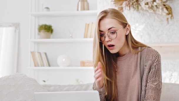 Retrato de mujer caucásica rubia joven estudiante lleva gafas se ve en la pantalla del ordenador portátil de navegación en la red en línea obtiene malas noticias molesto de baja pérdida de batería error cierra la boca con las manos se sienten shock — Vídeos de Stock