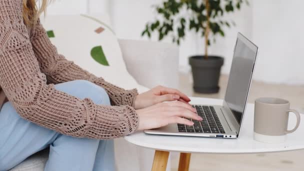 Zbliżenie kobiet ręce pisania laptopa trzymając brzuch, nierozpoznawalne kaukaskie kobieta zginanie ciała nad bólem brzucha, uczucie bólu brzucha, cierpiących na skurcze biegunka objawy nudności, miesiączka — Wideo stockowe