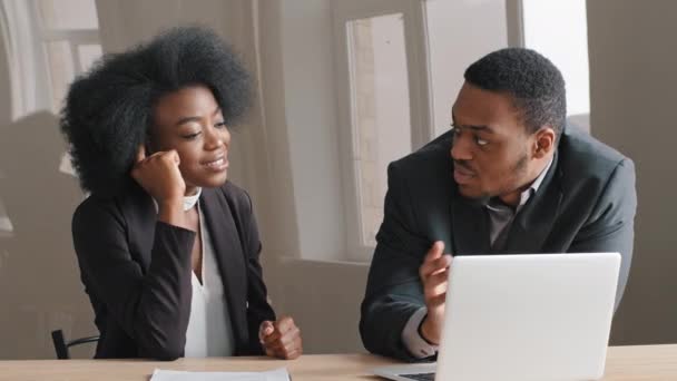 Jeune homme gestionnaire de banque professionnelle conseiller en investissement consultant client féminin avec contrat d'offre d'ordinateur portable lors d'une réunion d'affaires, courtier assureur expliquer accord d'assurance prêt négociation avec le client — Video