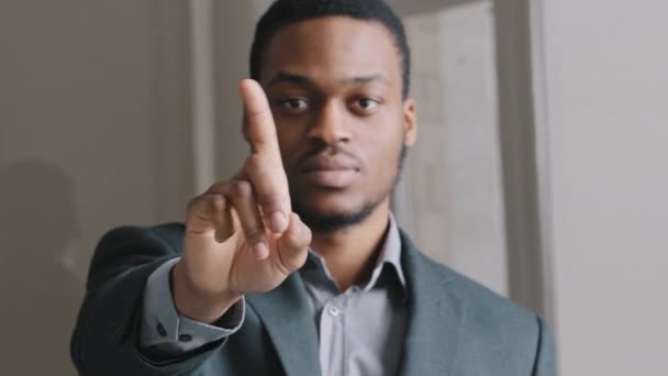 Participant mixte de la communauté masculine anti-violence, racisme discrimination raciale. Africain jeune homme debout à l'intérieur fait un geste de balayage avec l'index, gros plan sur la caméra, concept de problèmes sociaux — Video