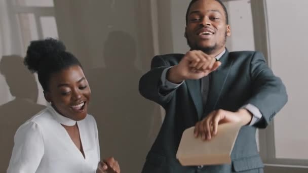 Motiverade olika företagare dansar glada anställda firar framgång koppla av på kontoret på företagsfest på fredag, glada vänliga multiracial medarbetare har kul tillsammans njuta av seger — Stockvideo