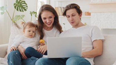Kafkas ailesi genç ebeveynleri ve küçük kızı evdeki kanepede oturmuş internette ve internet mağazasında dizüstü bilgisayar tarama ağı kullanarak mal satın alıyorlar. Web sitesinden bebek bakıcısını seçiyorlar.
