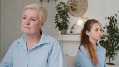 Uzun boylu bunalımlı yaşlı büyükanne, stresli küçük kız kardeşinden ayrı olarak kanepede oturur. Tartıştıktan sonra birbirleriyle konuşmazlar. Nesiller boyu süren anlaşmazlıklar, aile ilişkileri sorunları kavramı.