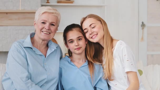 Τρεις γενιές οι γυναίκες οικογένεια κοιτάζοντας κάμερα, αγάπη παλιά γιαγιά, νεαρή μητέρα και το παιδί κόρη αγκαλιάζει, χαμογελώντας για κάμερα αισθάνονται ευτυχισμένη οικογένεια multi-generations close up πορτρέτο έννοια — Αρχείο Βίντεο