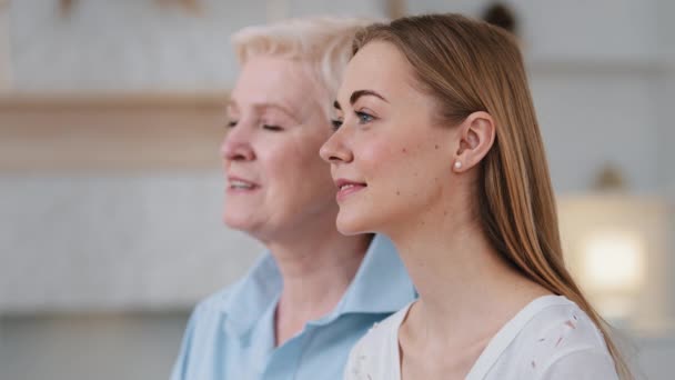 Headshot profil rapproché visages heureux rêve belle 2 deux générations d'âge femmes. Affectueux mature des années 60 maman d'âge moyen et jeune fille adulte. Parents et progéniture, gènes, concept familial — Video