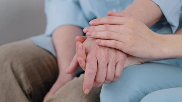 一緒に2人の若い女性の若い女性の大人の娘は、高齢者の祖母や患者の手を握って共感ケア愛の希望理解を与える。高齢者の健康、支援、医療、快適性の概念 — ストック動画