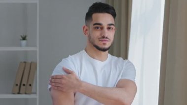 Arap kökenli Latin asıllı bir hastanın portresi, omzunda tıbbi alçı olduğunu gösteriyor. İğne izi, kameraya gülümseyen kovid-19 virüs aşısı aşısından sonra mutlu olduğunu gösteriyor.