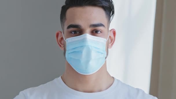 Κοντινό πλάνο arabic εθνοτική άνθρωπος σε ιατρική προστατευτική μάσκα δείχνει σταματήσει χειρονομίες απαγορεύει τη διέλευση χέρια, πορτρέτο αρσενικό ισπανόφωνος τύπος κατά covid-19 εμβολιασμός εκφράζει διαφωνία αρνείται να πω όχι — Αρχείο Βίντεο