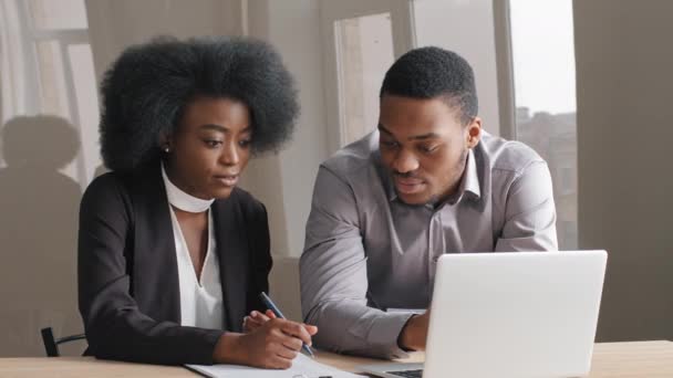 Treinador de mentor masculino africano jovem treinador em terno mostrando software de computador para novas habilidades de aprendizagem do trabalhador feminino no escritório explicando o trabalho de computador no laptop, conceito de aprendiz multirracial milenar — Vídeo de Stock