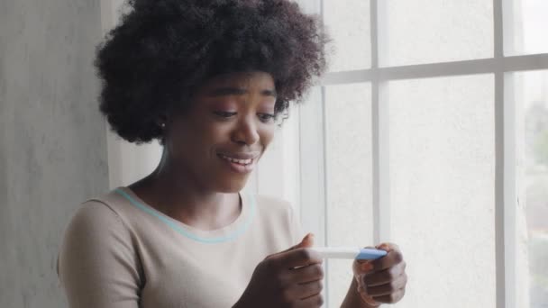 Eccitato felice incinta afro-americana giovane donna tenere d'occhio test di gravidanza positivo sentire grande sorpresa celebrare buon risultato, signora si aspettano bambino, fertilità gravidanza concetto di fecondazione in vitro — Video Stock