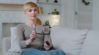 Serene, elinde uzaktan kumanda kanalı olan genç bir kadın 3 boyutlu gözlük takan film eğlence programını seçiyor. Yetişkin kadın oturma odasında rahat bir kanepe dinleniyor. Tembel hafta sonunun tadını çıkarıyor.