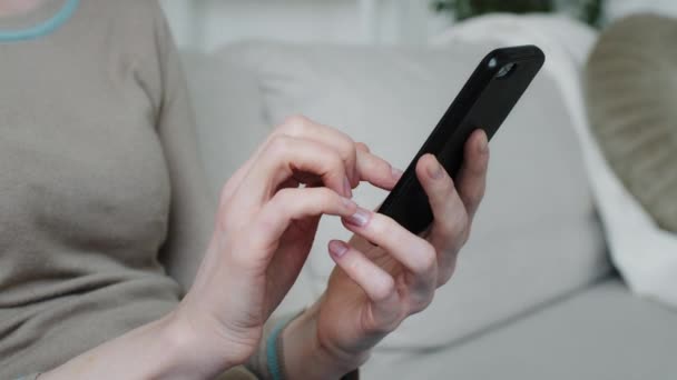 Νεαρή γυναίκα πελάτης κρατώντας το τηλέφωνο στα χέρια ψώνια σε app έλεγχο των μέσων κοινωνικής δικτύωσης, να απολαύσετε online chat, αγορά στο διαδίκτυο, περιηγηθείτε στο διαδίκτυο, κατεβάστε δροσερό δωρεάν εφαρμογή για κινητά τεχνολογία, close-up — Αρχείο Βίντεο