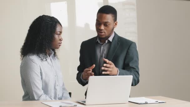 Asesor financiero masculino africano Agente abogado asegurador consultoría cliente femenino estadounidense cliente explicando beneficios del contrato de seguro negociación discutir acuerdo en reunión de negocios asesoramiento legal — Vídeo de stock