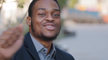 Kaygısız Afrikalı 30 'lu yaşlardaki adam şarkı söyler, rap yapar, dans eder sabah eğlenir, yeni günün tadını çıkarır. Mutlu genç Afro-Amerikalı iş adamı reklamları davet ediyor.