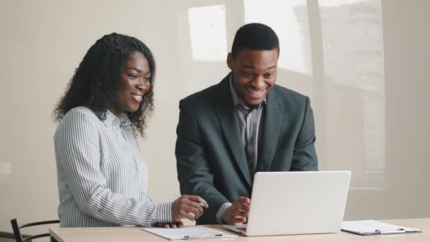 Les personnes multi-ethniques jeune femme homme africain assis au bureau bureau bureau moderne travaillant sur la tâche discuter animée rapport budget nouveau projet, en utilisant ordinateur portable ensemble dans la salle de coworking moderne — Video