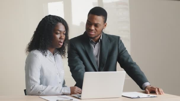 Bezorgd jonge Afro-Amerikaanse werknemers gefrustreerd over zakelijke mislukking lezen bespreken slechte nieuws resultaten of online e-mail kijken naar laptop, depressieve boos collega 's hebben problemen met de computer — Stockvideo